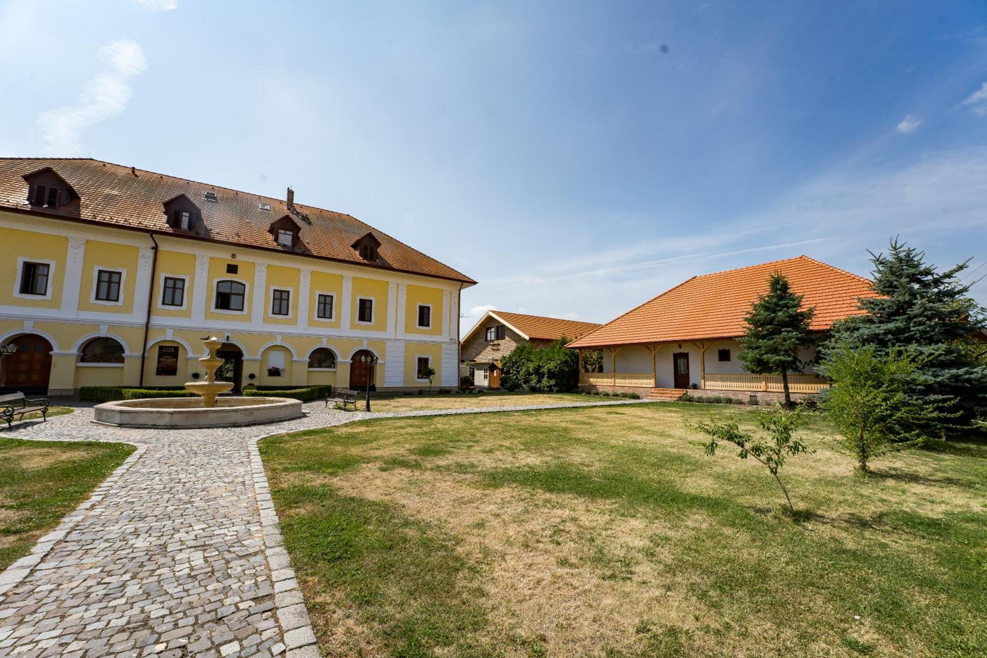 Castel Haller Ogra Exterior photo