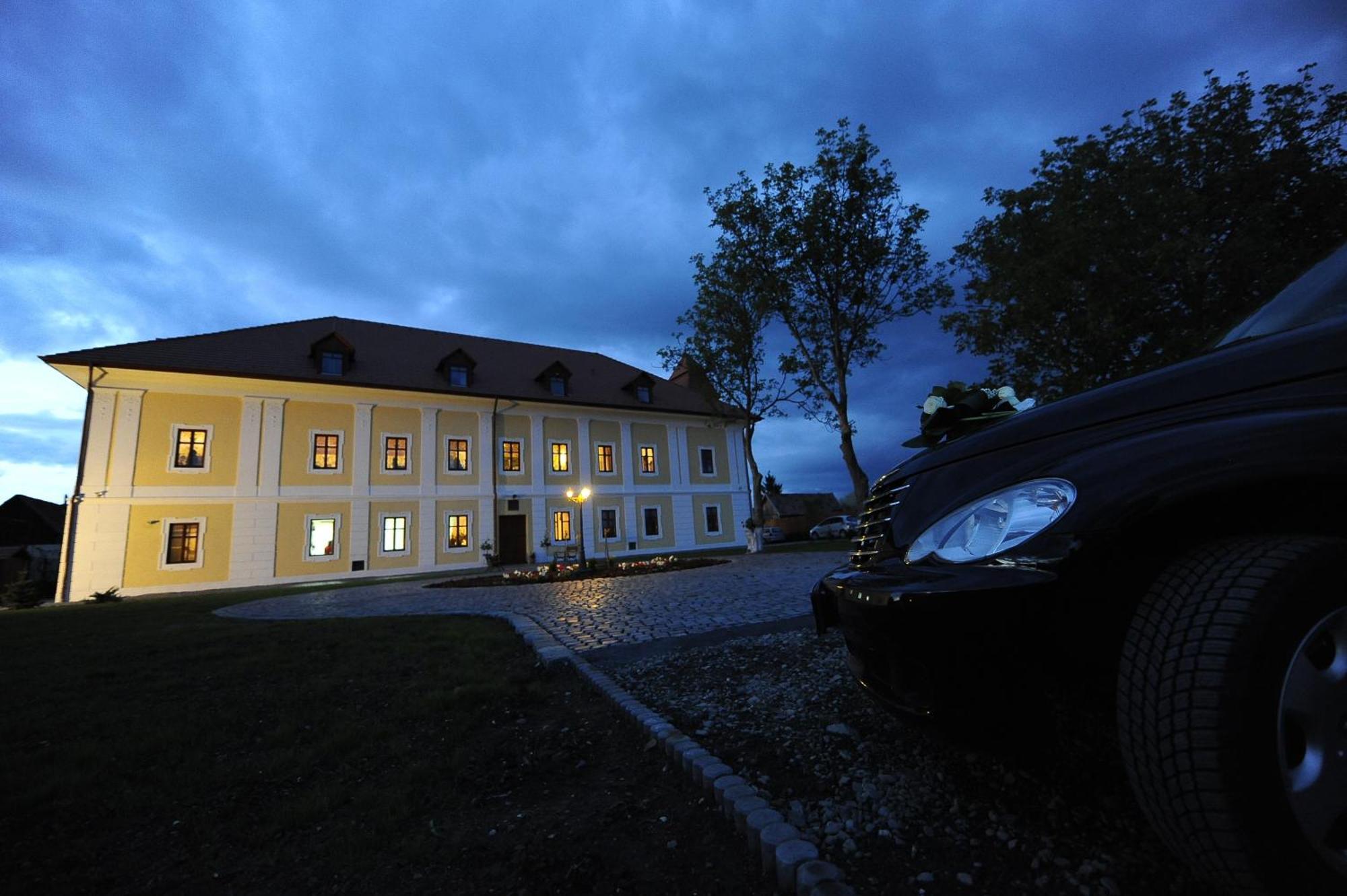 Castel Haller Ogra Exterior photo