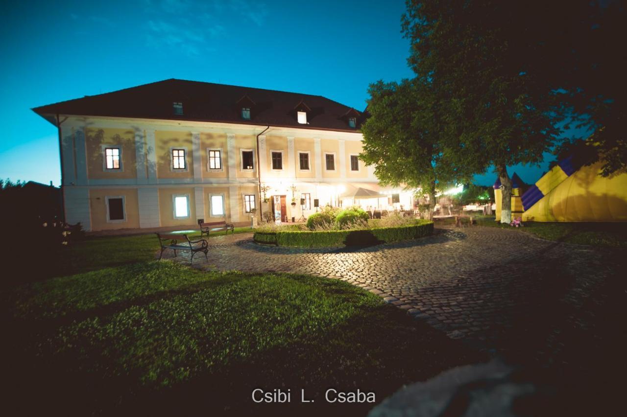 Castel Haller Ogra Exterior photo